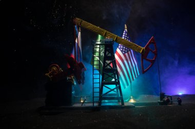 İş diyaloğu, petrol anlaşması konsepti: Geceleri petrol pompası ve petrol rafineri fabrikası olan ulusal bayraklar. Enerji endüstrisi konsepti. Seçici odaklanma. Sanat eseri dekorasyonu.