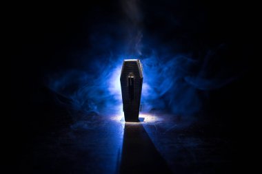 Yaratıcı sanat eserleri. Masanın üzerinde minyatür tahta tabut ve koyu arkaplan. Seçici odak