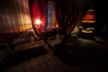 Geceleri mobilyası ve penceresi olan gerçekçi bir bebek evi oturma odası. El yapımı gerçekçi bebek eviyle sanat masası dekorasyonu. Seçici odak.