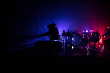 Polisle Corona virüsü konsepti. Corona virüsünü önlemek için tedbir amaçlı önlemler için evde kal. Çevik kuvvet polisi hazır olmak için işaret verdi. Karanlık arka planda ışıklarla tüttürmek. Seçici odak