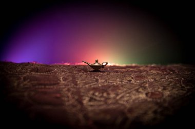 Antik Aladdin Arap geceleri, yumuşak beyaz dumanlı, karanlık arka planlı, cin tarzı yağ lambası. Dilek lambası konsepti