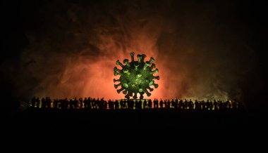 Coronavirus 2019-nCov romanı Coronavirus konsepti. Kalabalık gece sis ve arka planda büyük Corona virüsü modeline bakıyor. Yaratıcı sanat dekorasyonu. Seçici odak.