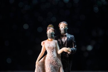 Minyatür insanlar: Düğün boyunca virüslerden korunmak için maske takan mutlu gelin. İnsanlar yeni tip COVID-19 zatürreeyi önlemek için maske takıyor. Coronavirus ve Covid-19 konsepti. Seçici odak