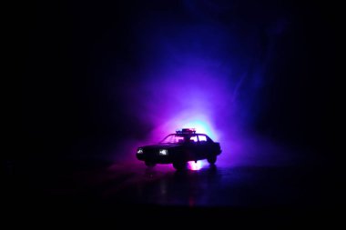Polisle Corona virüsü konsepti. Corona virüsünü önlemek için tedbir amaçlı önlemler için evde kal. Çevik kuvvet polisi hazır olmak için işaret verdi. Karanlık arka planda ışıklarla tüttürmek. Seçici odak