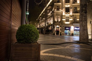 BAKU, AZERBAIJAN - 7 Nisan 2020 - Bakü, Azerbaycan şehir merkezi. Geceleri Azerbaycan 'ın başkenti Bakü' nün boş sokakları. Covid salgını yaşanıyor