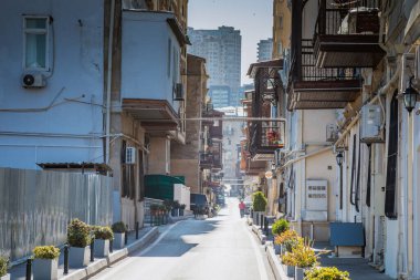BAKU, AZERBAIJAN - 14 Nisan 2020 - Bakü, Azerbaycan şehir merkezi. Gündüz vakti Azerbaycan 'ın başkenti Bakü' nün boş sokakları. Covid salgını yaşanıyor