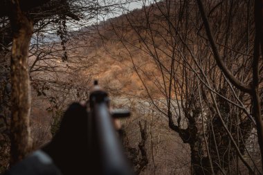 Tetikçi saldırı tüfeğiyle hedefi hedef alıyor. Silah doğrultan tehlikeli bir haydut. Dağ yolu operasyonu sırasında özel bir askerdi. Seçici odak