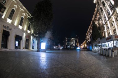 BAKU, AZERBAIJAN - 7 Nisan 2020 - Bakü, Azerbaycan şehir merkezi. Geceleri Azerbaycan 'ın başkenti Bakü' nün boş sokakları. Covid salgını yaşanıyor