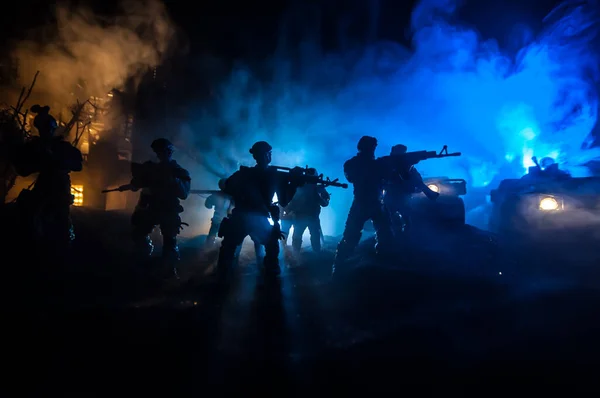 戦争の概念 戦争霧の空の背景の戦闘シーン 雲のスカイラインの下で夜のシルエットと戦う 兵士と陸軍車両の装飾品 選択的焦点 — ストック写真