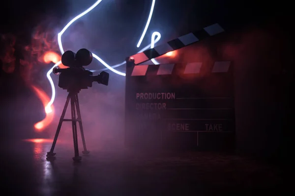Filmkonzept Miniaturfilm Auf Dunklem Hintergrund Mit Nebel Und Leere Silhouette — Stockfoto