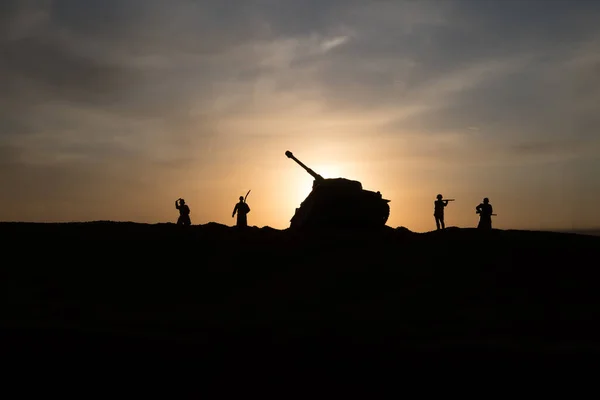 Concepto Guerra Siluetas Militares Luchando Escena Fondo Del Cielo Niebla — Foto de Stock