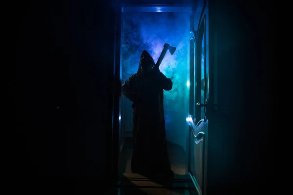 閉じたガラスのドアを通ってドアの上に未知の影の姿のシルエット 背景に煙と夜の不気味なシルエットの女の子 — ストック写真