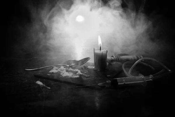 Narkotik Uyuşturucu Sorunu Kavramı Uyuşturucu Şırıngası Narkotik Özellikler Ahşap Masada — Stok fotoğraf
