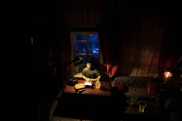 一个现实的玩具店客厅 晚上有家具和窗户 男人坐在黑暗房间的桌子上 有选择的重点 — 图库照片