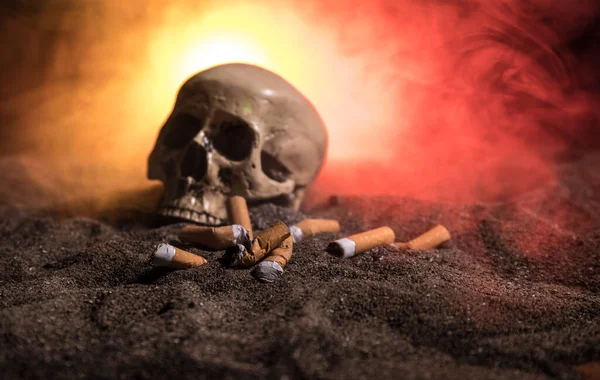 Sigara Içilmiyor Sigaralı Yaratıcı Tablo Dekorasyonu Sigara Kansere Neden Olur — Stok fotoğraf