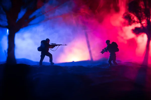 Scharfschützen Der Armee Mit Großkalibrigem Gewehr Stehen Feuer Und Rauchen — Stockfoto
