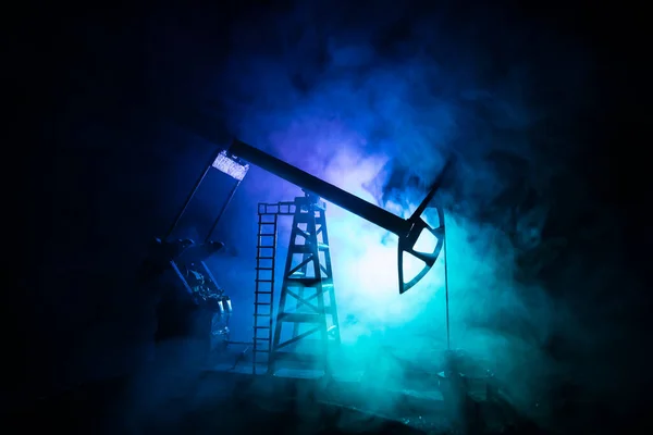 Oliepomp Olieraffinaderij Nachts Met Mist Achtergrondverlichting Energie Industrieel Concept Selectieve — Stockfoto