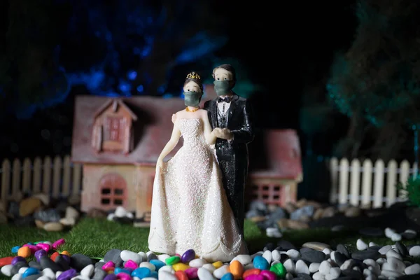 Miniaturmenschen Glückliche Braut Mit Masken Zum Schutz Vor Viren Zur — Stockfoto