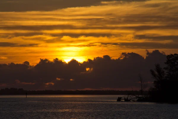Burzliwy wschód słońca na wodzie — Zdjęcie stockowe