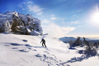 kar, gezgin Ural dağlarında kış sırt çantası adamla yükselir