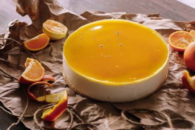 Çikolata ve portakal dilimleri ile turuncu kek.