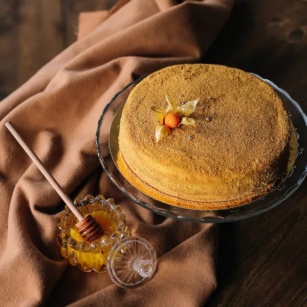꿀의 나무 그릇으로 만든 꿀 케이크 — 스톡 사진