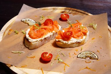 Sandviç somon, avokado ve domates ile