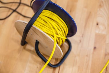Sarı elektrikli tel uzatma kablosu üzerinde reel