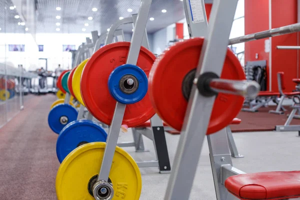 Stång med vikter i gymmet — Stockfoto