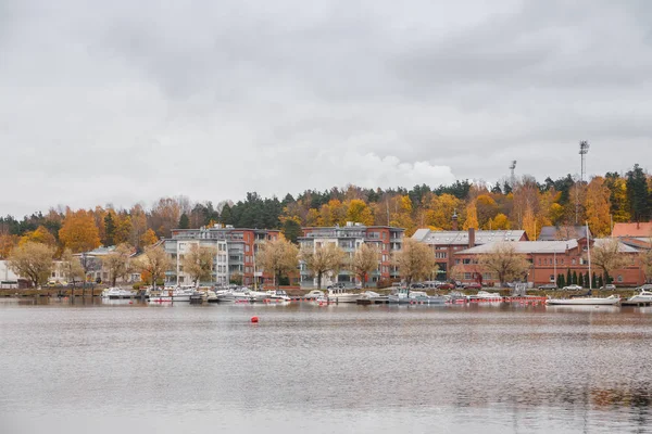 LAPPEENRANTA, FINLÂNDIA Vista da alfândega no porto do lago Saimaa em um dia de outono — Fotografia de Stock