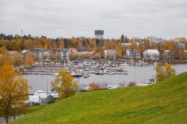 LAPPEENRANTA, FINLANDIA Una vista de la aduana en el puerto del lago Saimaa en un día de otoño — Foto de Stock