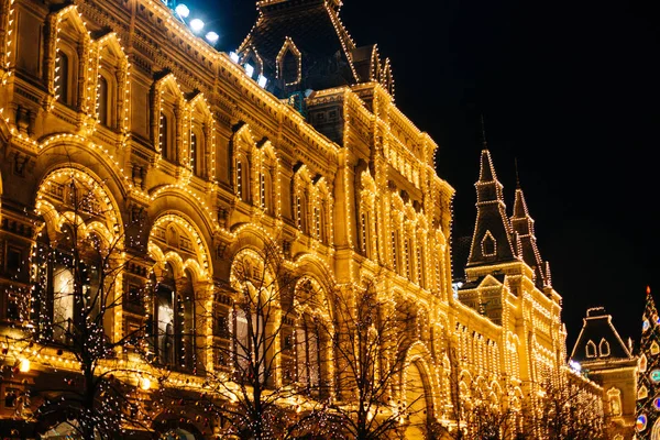 Moscú, Rusia - 1 de diciembre de 2016: decorado por la Plaza Roja de Año Nuevo en Moscú, GUM y la Feria de Navidad — Foto de Stock