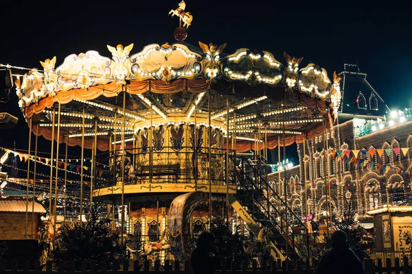 Moskova, Rusya - 1 Aralık 2016: yeni yıl Moskova, sakız ve Noel Fuarı Kızıl meydan tarafından dekore edilmiş