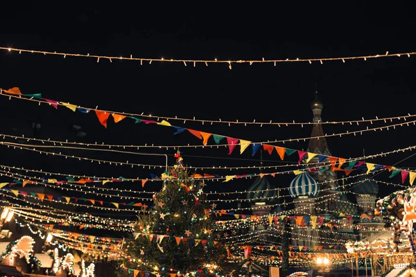 Moscú, Rusia - 1 de diciembre de 2016: decorado por la Plaza Roja de Año Nuevo en Moscú, GUM y la Feria de Navidad — Foto de Stock