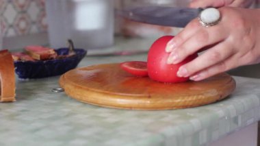 bir domates bir bıçak ile kesmek