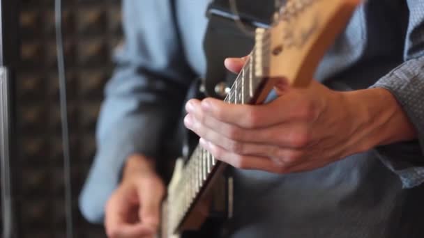 Handen op de hals van de gitaar — Stockvideo