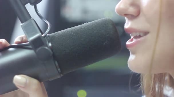 Flicka som talar i mikrofonen — Stockvideo