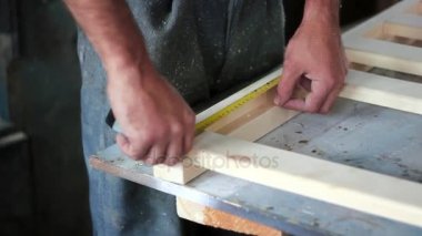 bir mezura ile ölçümler yaparak