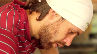 atölyesinde işçi çalışıyor