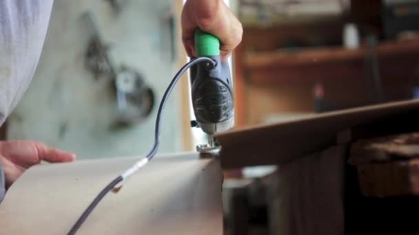 Sawing sawing a sheet of fiberboard — Stock Video