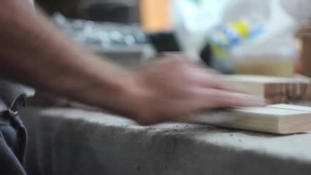 Maalt houten trein machine — Stockvideo