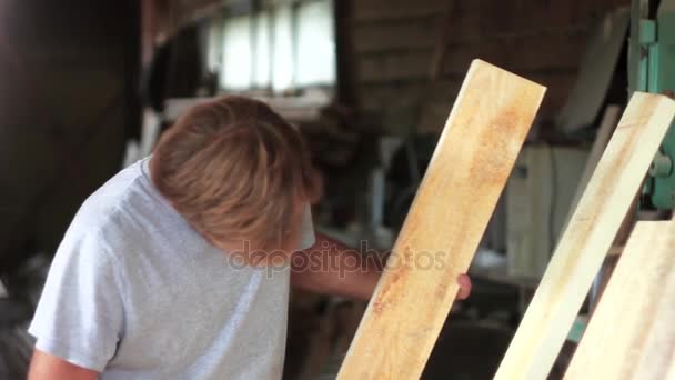 Person in der Werkstatt denkt — Stockvideo