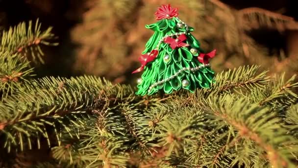 Los juguetes de Año Nuevo en el árbol de Navidad — Vídeo de stock