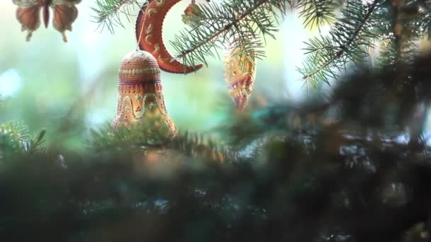 Παιχνίδι που κρέμεται από το χριστουγεννιάτικο δέντρο — Αρχείο Βίντεο