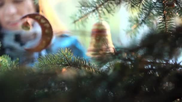 Una mujer cuelga las decoraciones del árbol de Navidad — Vídeos de Stock