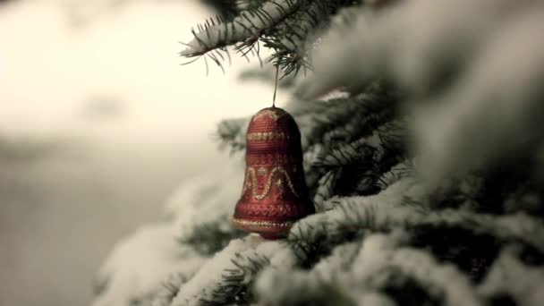Juguete colgado en el árbol de Navidad — Vídeos de Stock