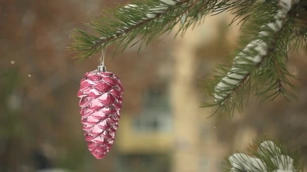 Juguete colgado en el árbol de Navidad — Vídeo de stock