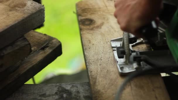 A saw sawing a Board — Stock Video