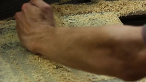 Дерев'яна тирса на дерев'яній підлозі мітла — стокове відео