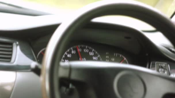 Strada da salone dell'auto dietro il volante — Video Stock